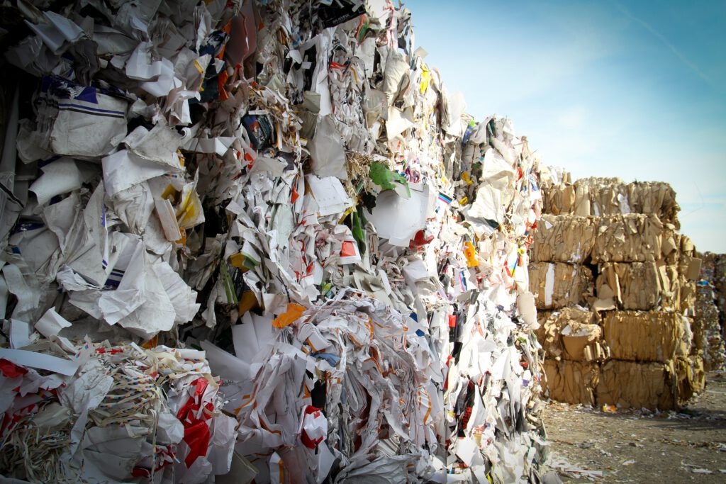 Recyclinghof, Berge aus Altpapier